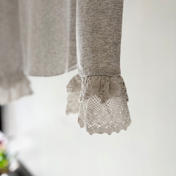 【 RhodolirioN 】RIBBED LACE CUFF PULLOVER TEE / H. Grey