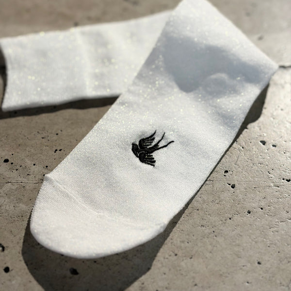 【 RhodolirioN 】SWALLOW STITCH GLITTER SOCKS / White