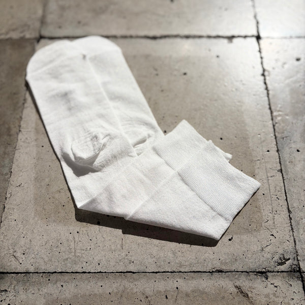【 RhodolirioN 】SWALLOW STITCH GLITTER SOCKS / White