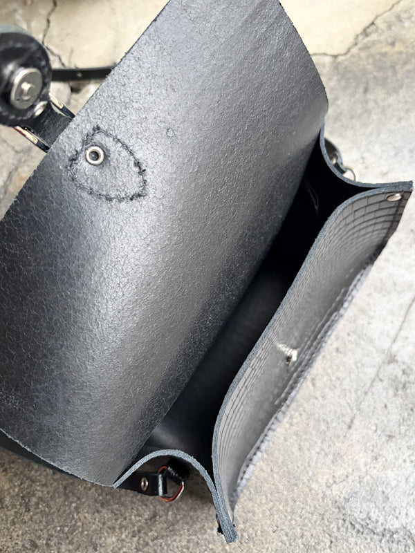 【 CAMBRIDGE SATCHEL 】THE MINI - ONE BUCKLE - / Black (Croc-Embossed)