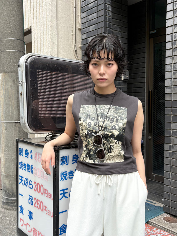 【 RIVER 】NO-SLEEVE PRINT TEE / Charcoal