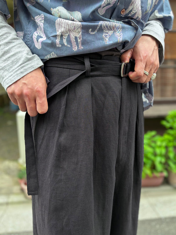 【 m's braque 】BELTED TUCKED BAGGY PANTS / Black