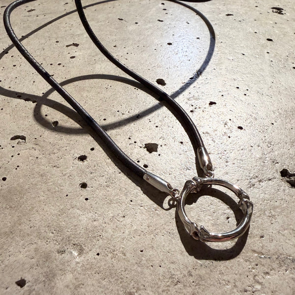 【END CUSTOM JEWELLERS】BONE SHAPED EYEGLASSES HOLDER NECKLACE  / Silver × Black