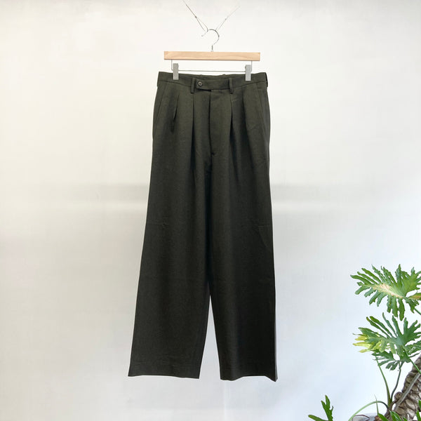 【m's braque】TUCKED BAGGY PANTS / Khaki Amundsen