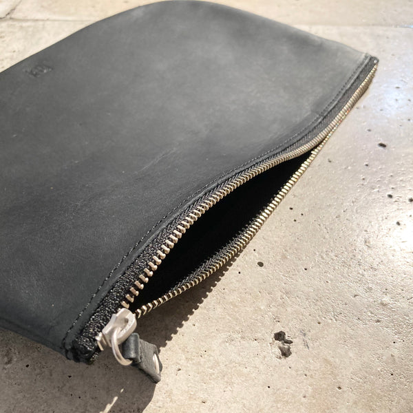 【hobo】UTILITY CASE L  -COW LEATHER- / Black