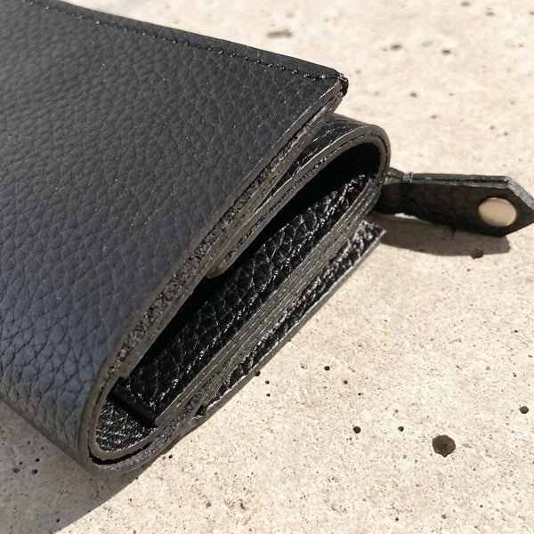 【hobo】COMPACT WALLET -SHRINK COW LEATHER- / Black