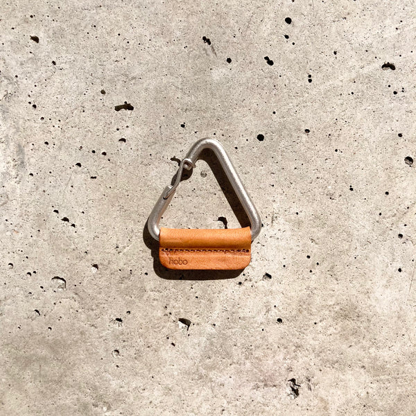 【hobo】TRIANGLE KEY RING - with HORSE LETHER - / Camel