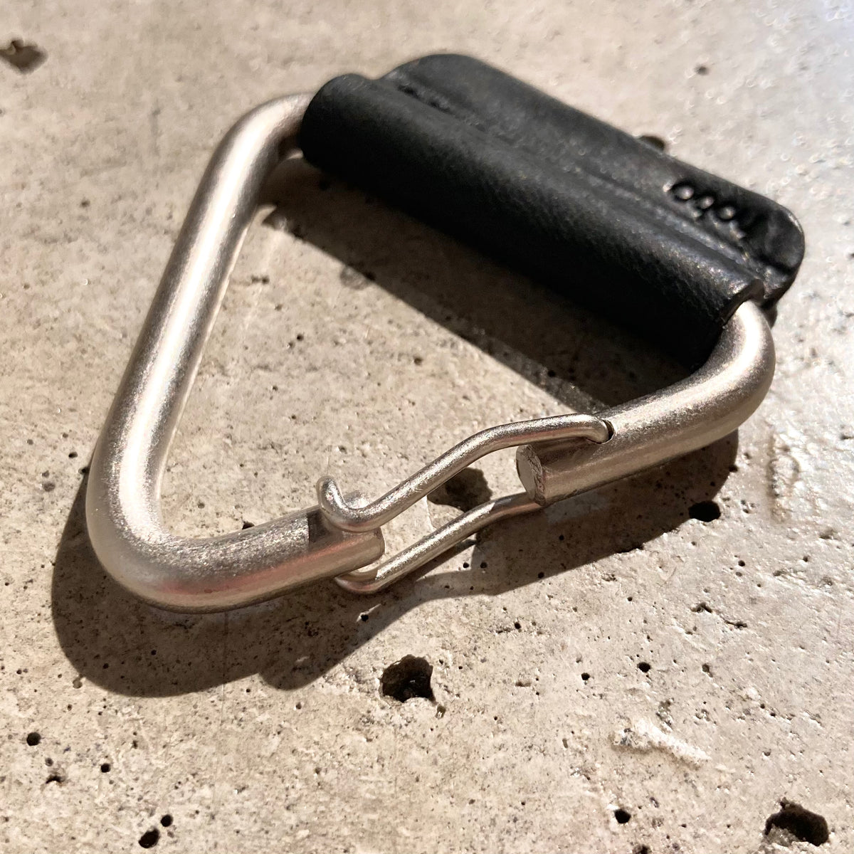 【hobo】TRIANGLE KEY RING - with HORSE LETHER - / Black – TOKIS
