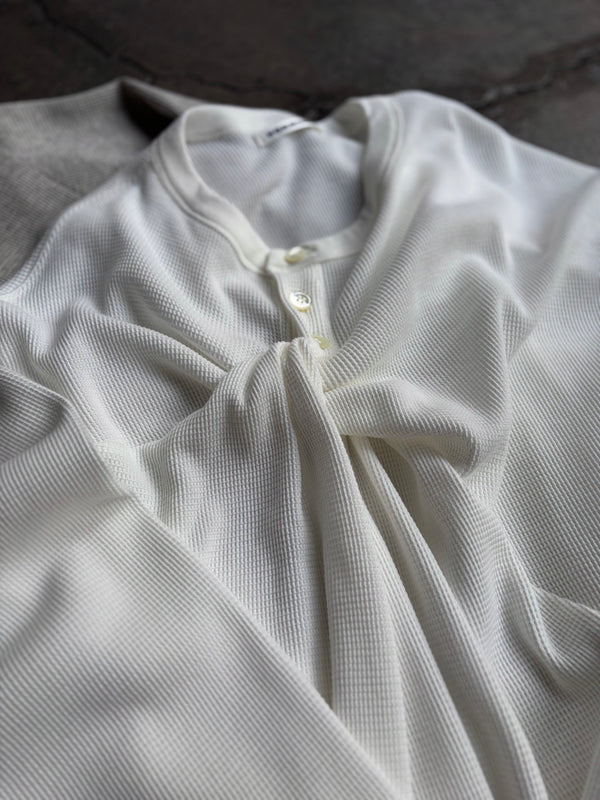 【 HOMMENA 】FIRST AID HENLY NECK TEE / Off White