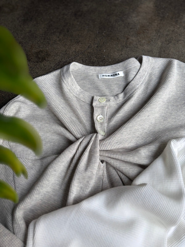 【 HOMMENA 】FIRST AID HENLY NECK TEE / Gray