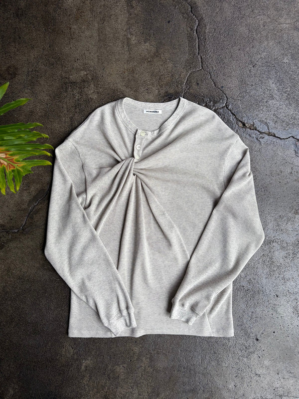 【 HOMMENA 】FIRST AID HENLY NECK TEE / Gray