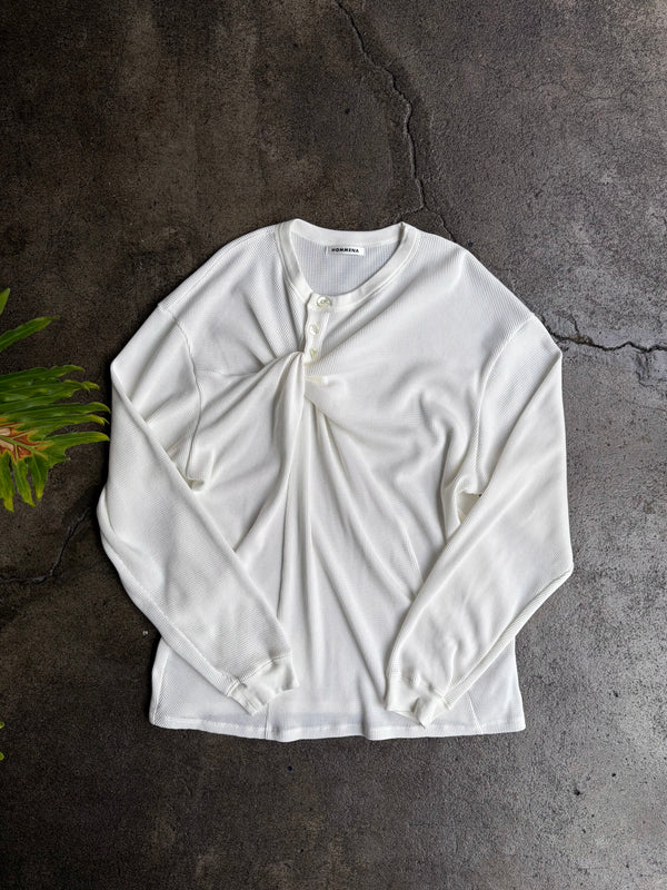 【 HOMMENA 】FIRST AID HENLY NECK TEE / Off White