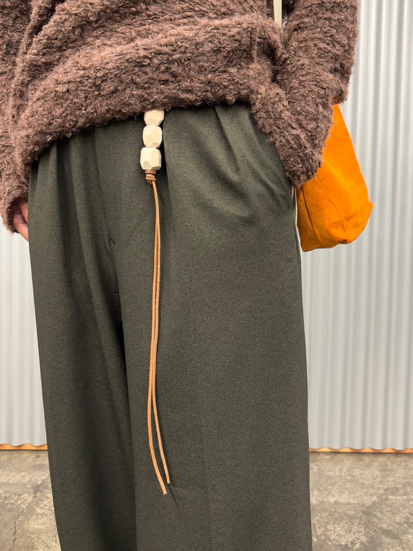 【m's braque】TUCKED BAGGY PANTS / Khaki Amundsen
