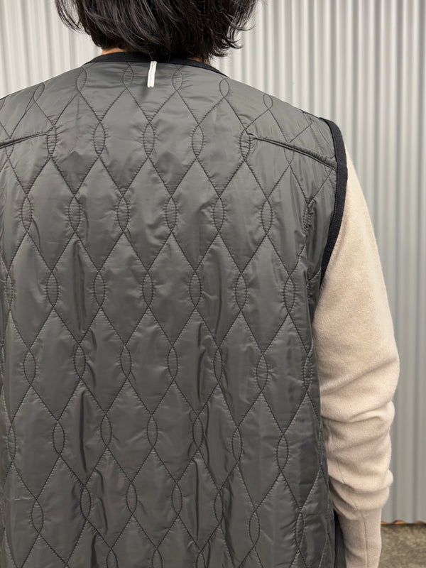 【m's braque】SILK-LOFT QUILTING CAR LONG VEST / Black Mesh × Grey Trim