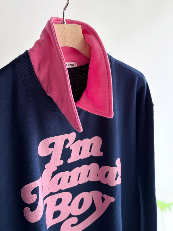 【 HOMMENA 】MAMA'S BOY LOGO SWEAT / Navy