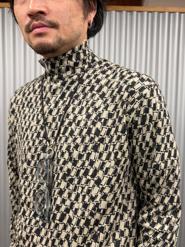 【m's braque】HIGH-NECKED LONGSLEEVE PULLOVER / Black × White Geometric Pattern