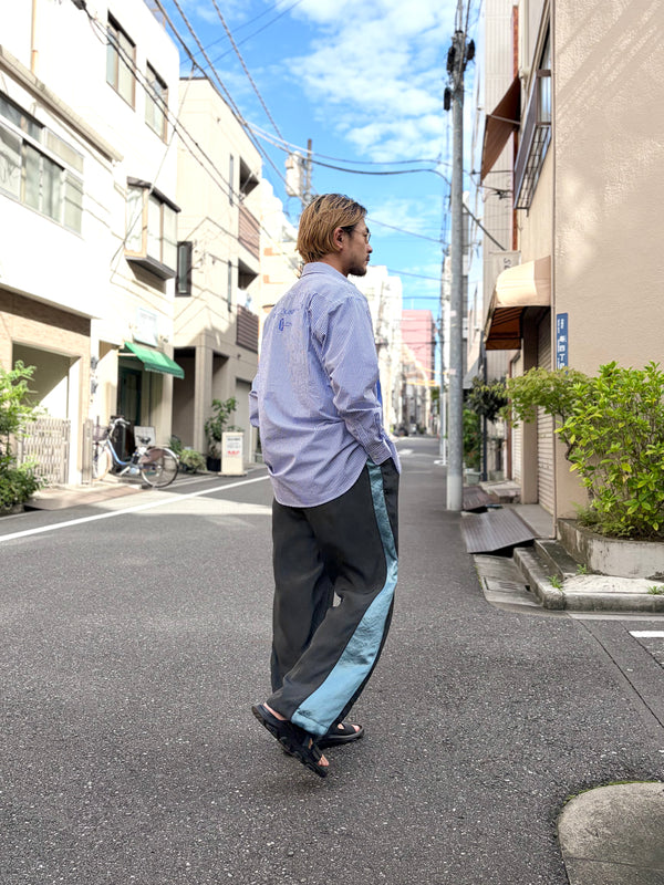 【 BLUE BLUE JAPAN 】サテンガンリョウ サイドラインパンツ / Charcoal Black
