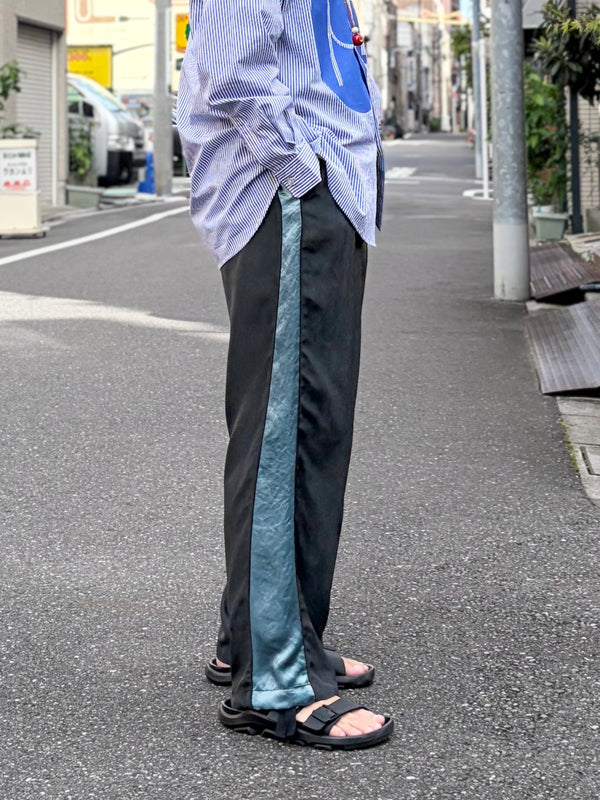 【 BLUE BLUE JAPAN 】サテンガンリョウ サイドラインパンツ / Charcoal Black