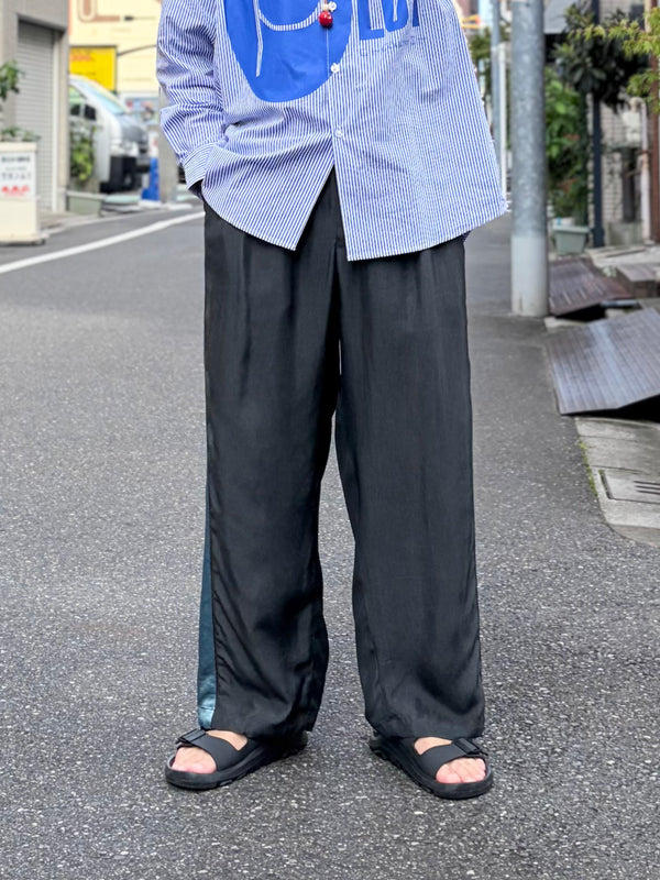【 BLUE BLUE JAPAN 】サテンガンリョウ サイドラインパンツ / Charcoal Black
