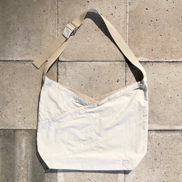 【hobo】AZUMA SHOULDER BAG M -NYLON RIPSTOP- / Light Grey