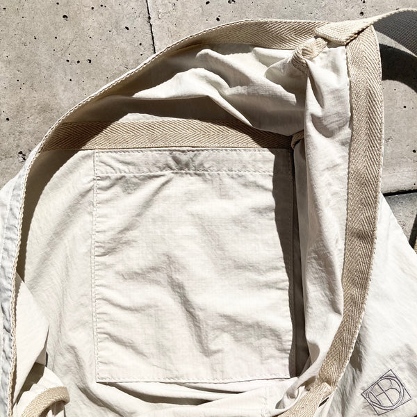 【hobo】AZUMA SHOULDER BAG M -NYLON RIPSTOP- / Light Grey