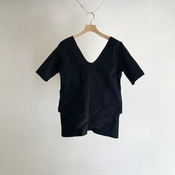 【 RIVER 】EMBROIDERED LAYERED TOP / Black