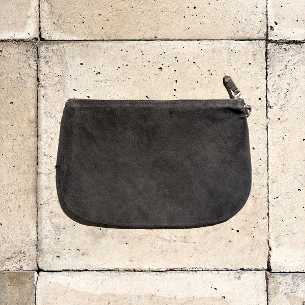 【hobo】UTILITY CASE L - PIG SUEDE - / Charcoal