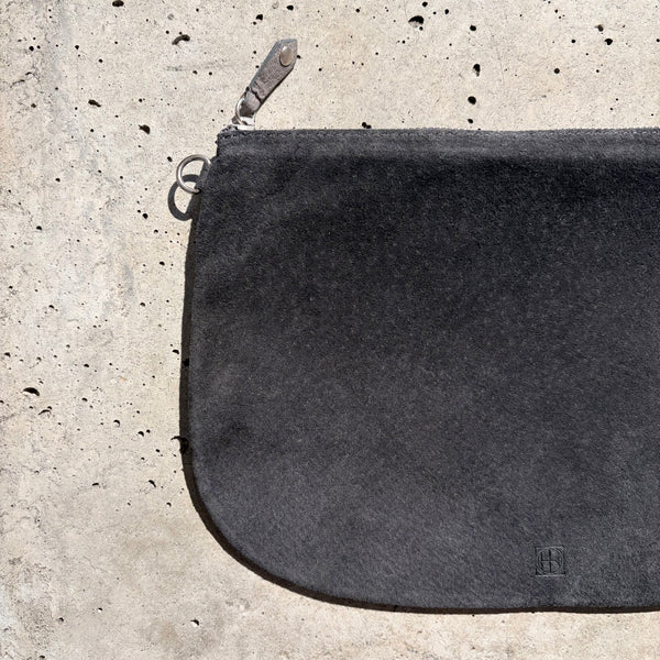 【hobo】UTILITY CASE L - PIG SUEDE - / Charcoal