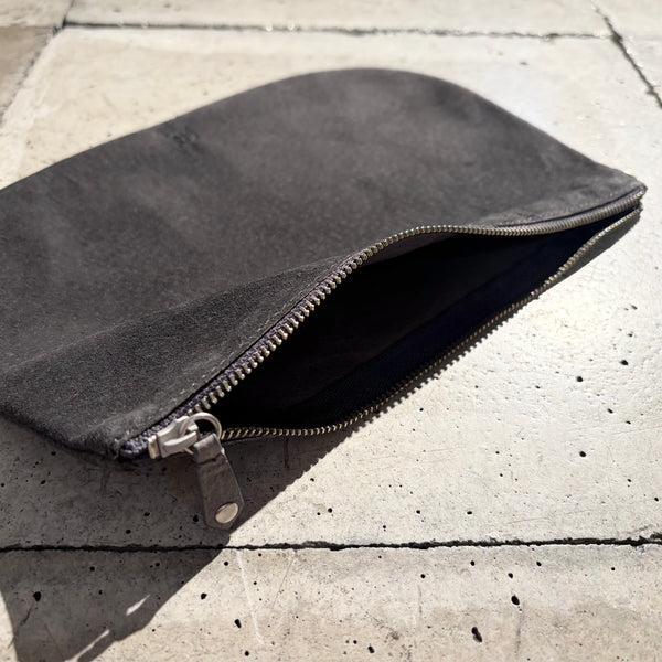 【hobo】UTILITY CASE L - PIG SUEDE - / Charcoal