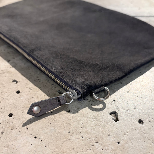 【hobo】UTILITY CASE L - PIG SUEDE - / Charcoal