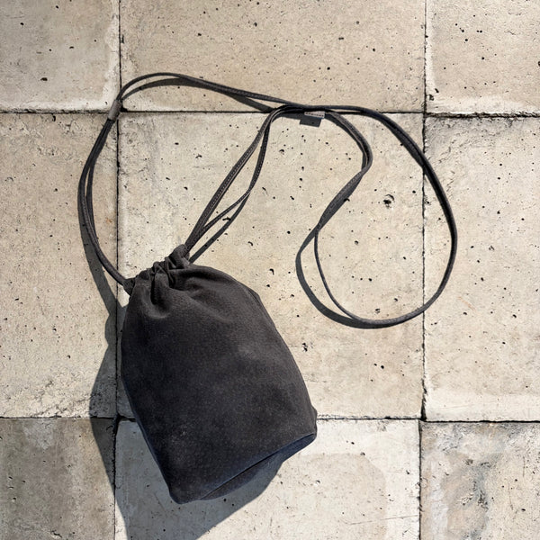 【hobo】DRAWSTRING POUCH - PIG SUEDE - / Charcoal