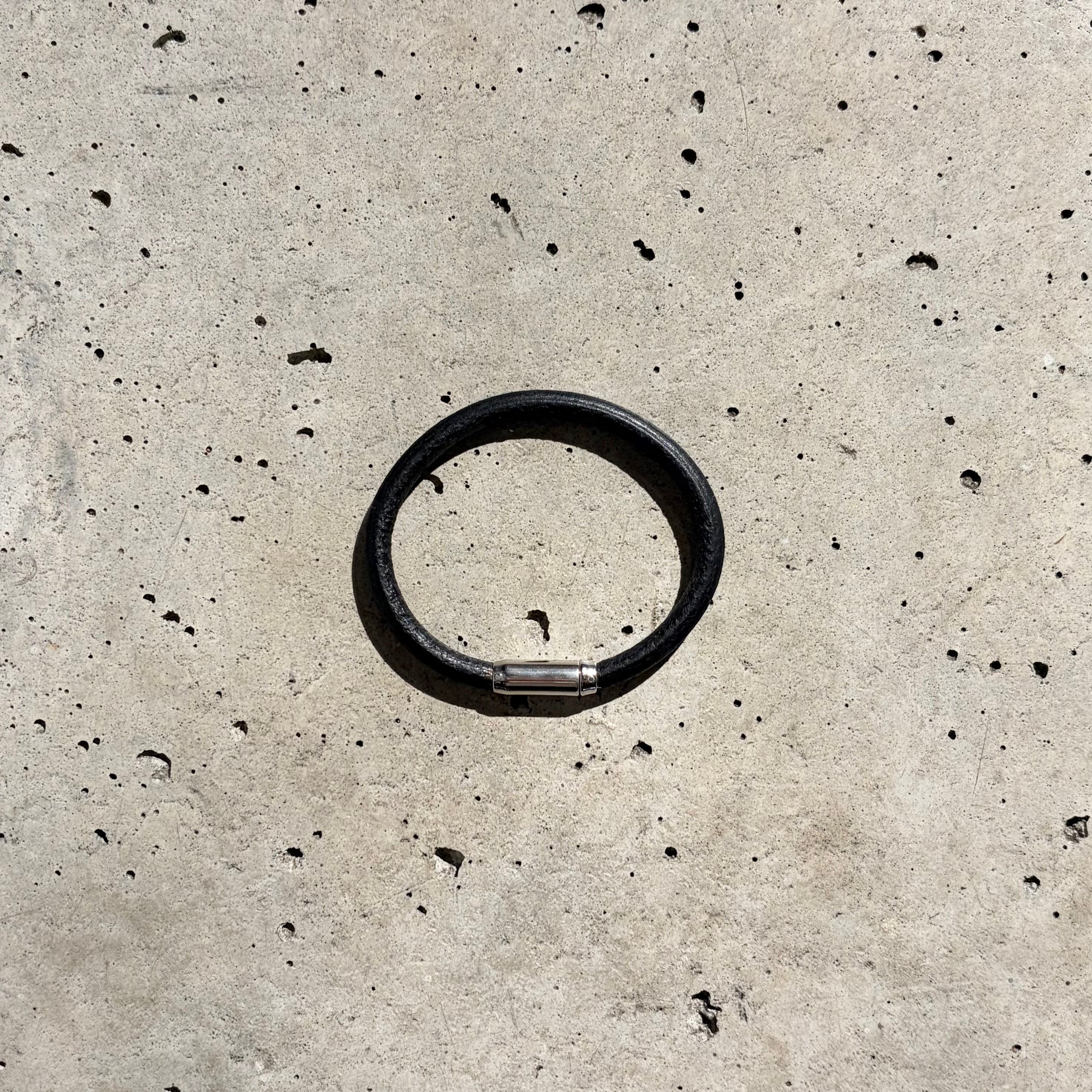 END CUSTOM JEWELLERS】MAGNETIC LEATHER BRACELET 5 / Silver × Black END CUSTOM JEWELLERS】MAGNETIC LEATHER BRACELET 5 / Silver × Black