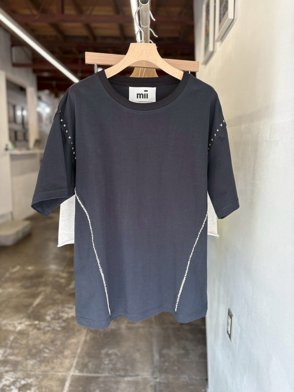 【 mii 】KANTHA TEE - WRITTIK - / Black
